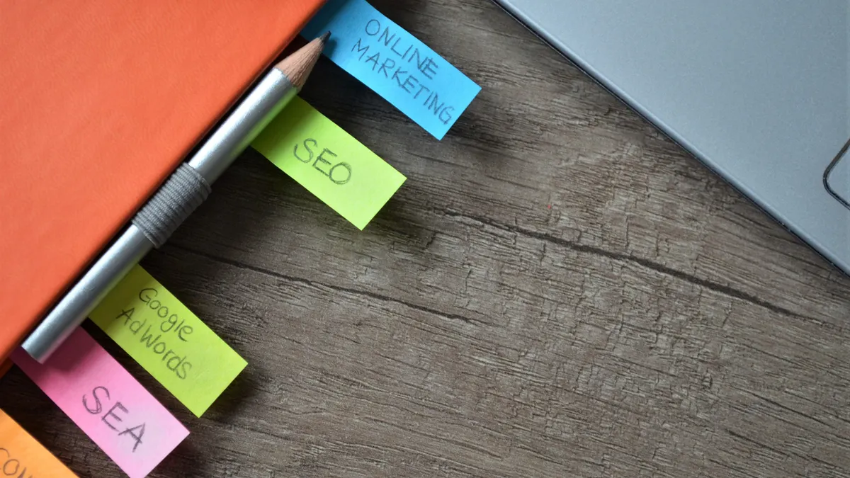 Sticky notes about SEO and online marketing on a desk